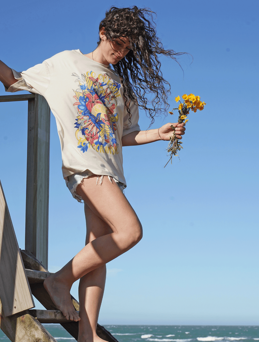 Remera Go outside to look inside