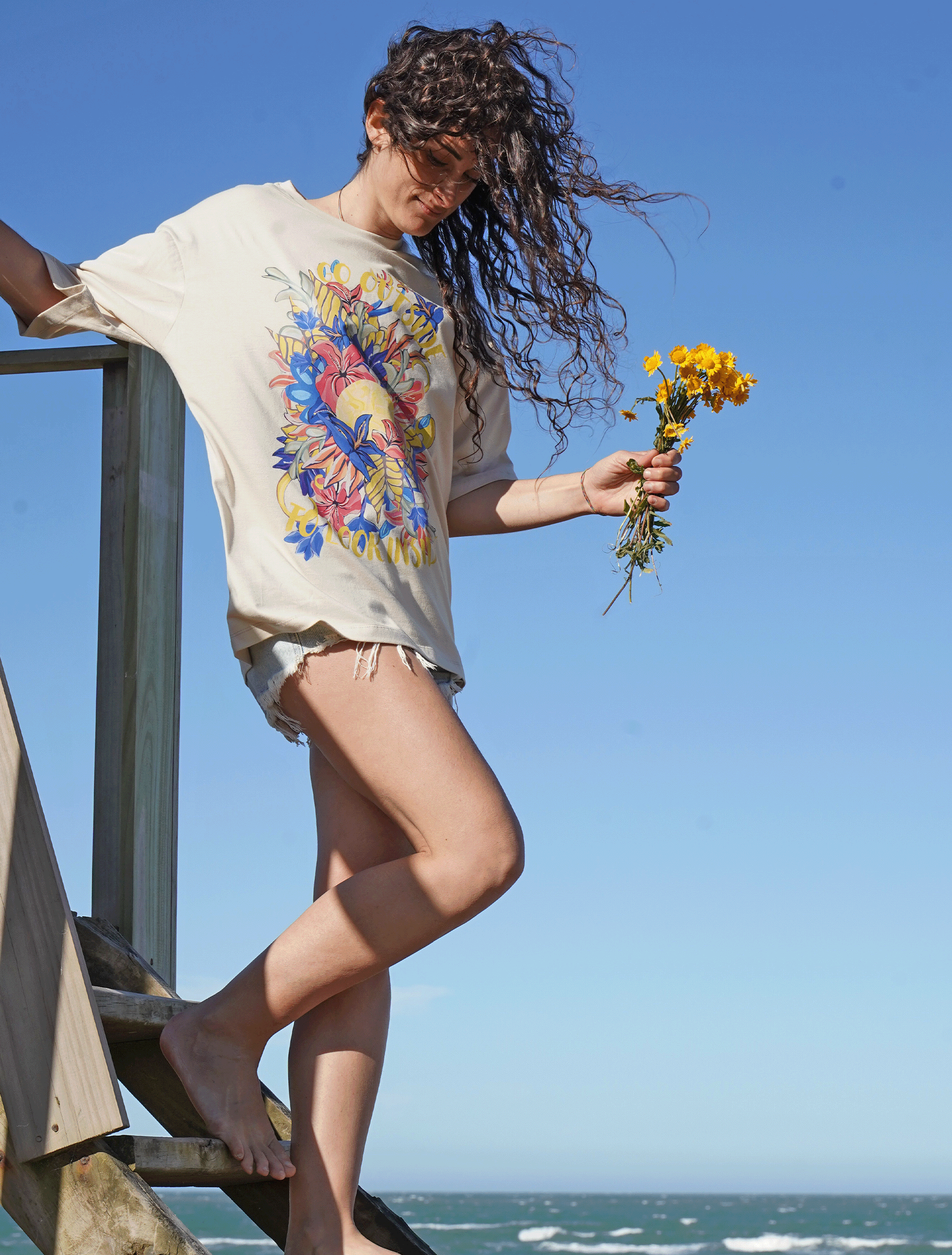 Remera Go outside to look inside