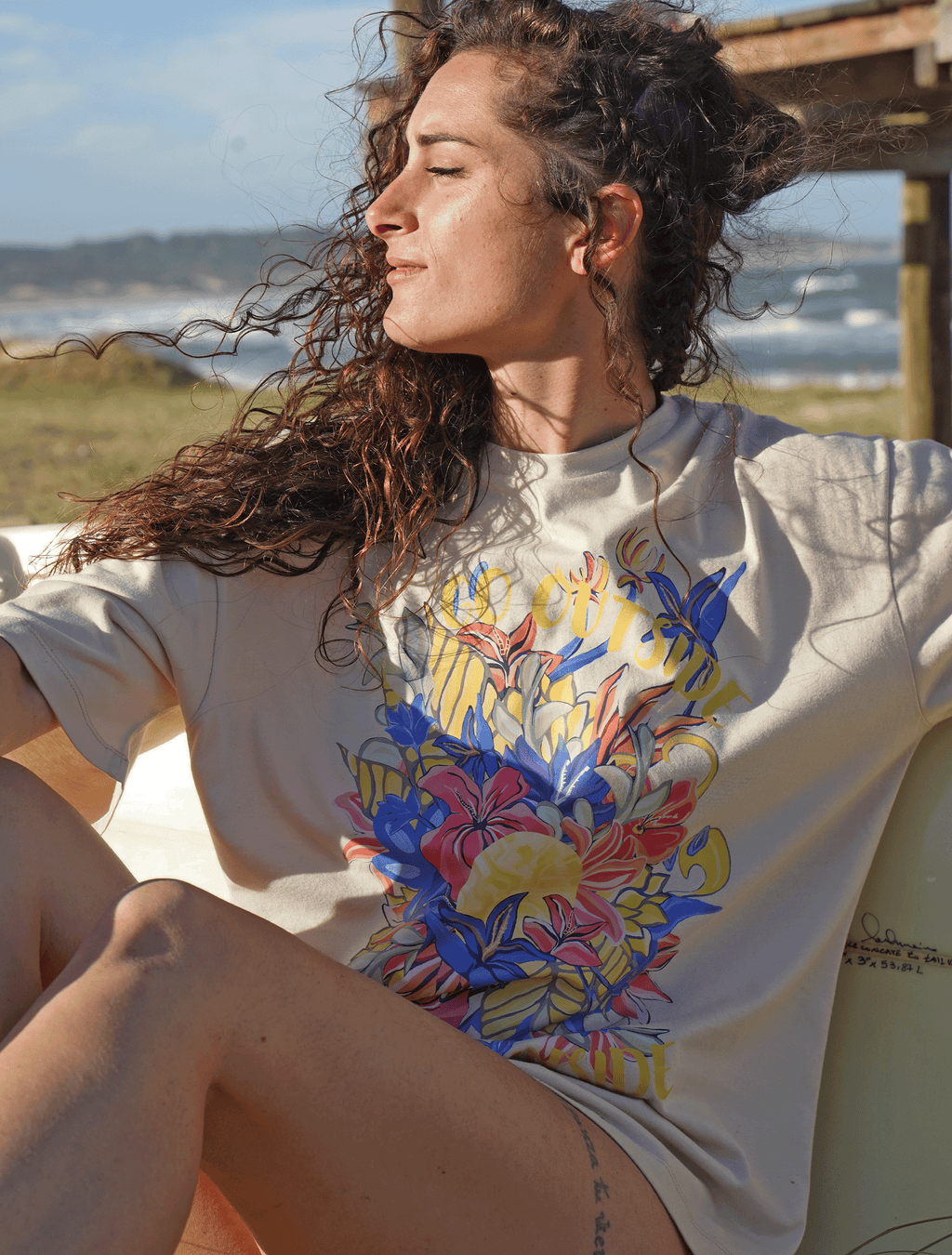 Remera Go outside to look inside