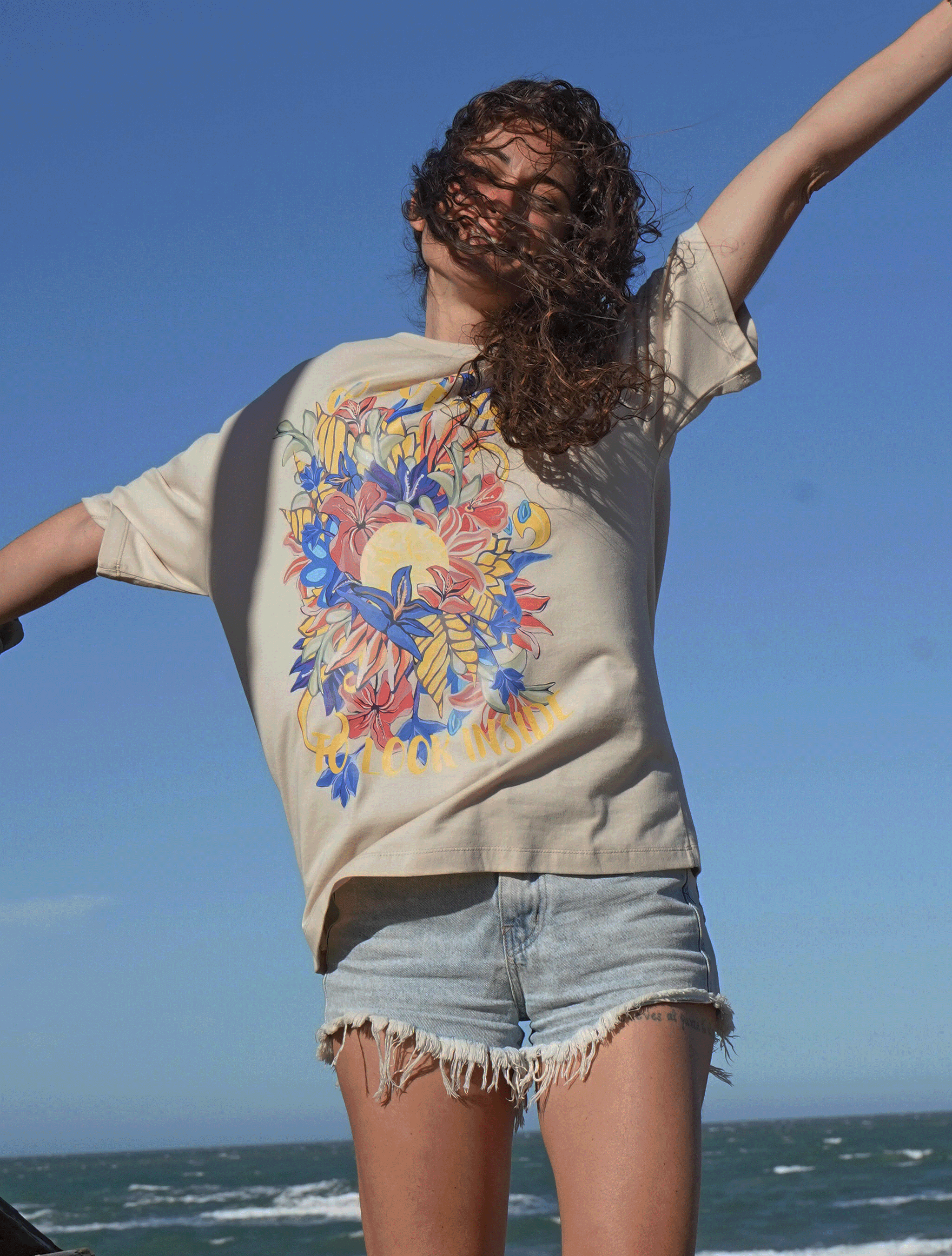 Remera Go outside to look inside